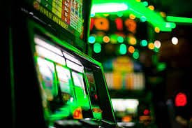 Mesin slot online dengan animasi berwarna-warni dan fitur bonus